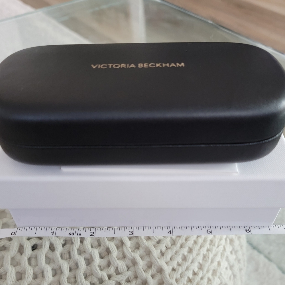 ❤️SALE❤️SALE❤️Victoria  Beckham box, eye glasses case, cloth & card. - Picture 2 of 6